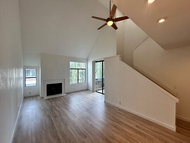 Foto del edificio - Beautiful 2BD/2BA W/ A/C, In-Unit Laundry, and Reserved Parking in Mission Valley!