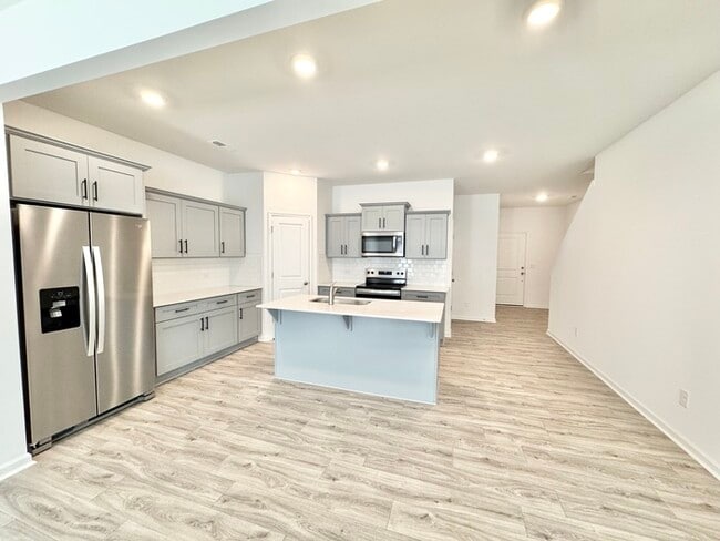 Foto del edificio - Brand-new three bedroom 2 1/2 bath townhome