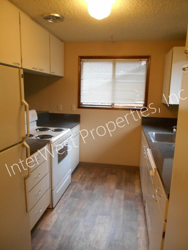 Building Photo - FRIE02-COM