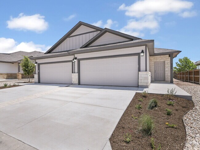 Foto del edificio - "Charming 3-Bedroom Townhouse Oasis in Georgetown with 2 Full Baths - Spacious 1,475 Sq Ft!"