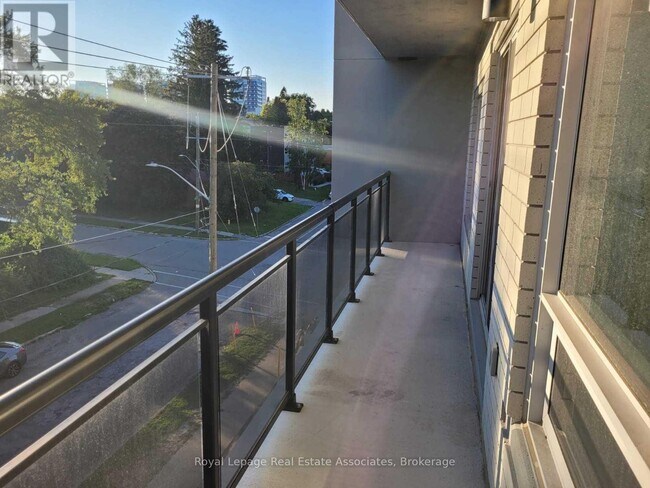Building Photo - 275 Larch St