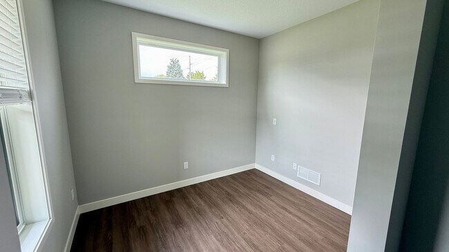 Foto del edificio - 16003 Kenyon Ave