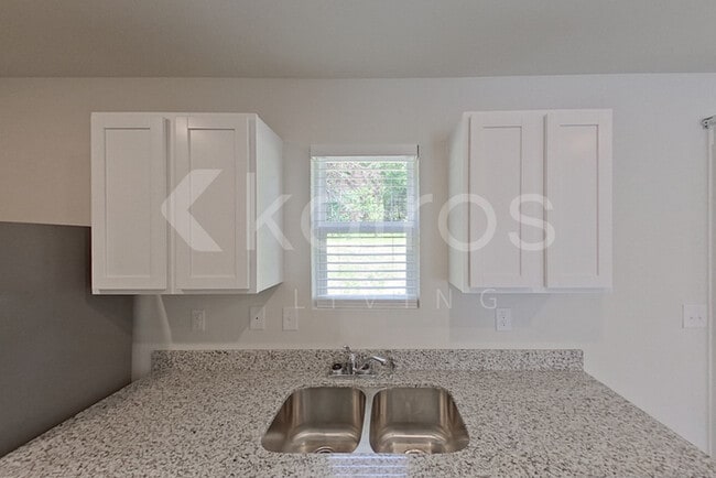 Building Photo - 233 Topaz Ln