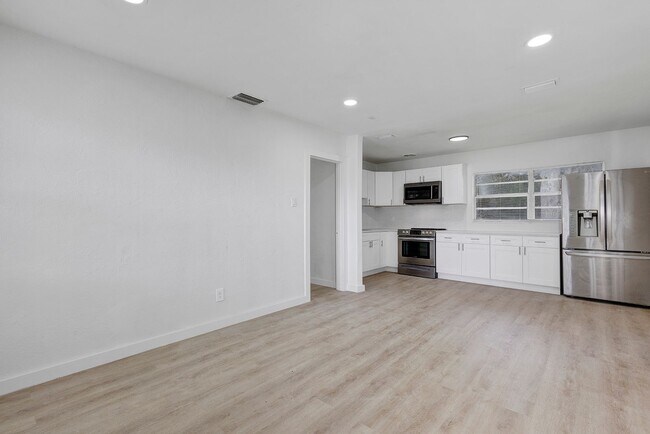 Foto del edificio - Beautifully Refreshed 3-Bedroom Home – Modern Kitchen & Spacious Interior