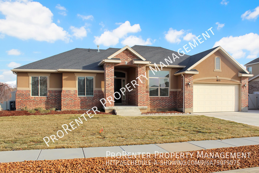 Primary Photo - Huge 5 Bed, 3 Bath Syracuse Home
