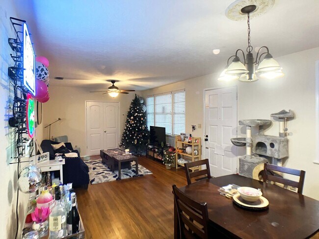 Building Photo - Large 3 Bedroom, 2 Bathroom Home w/ Study ...