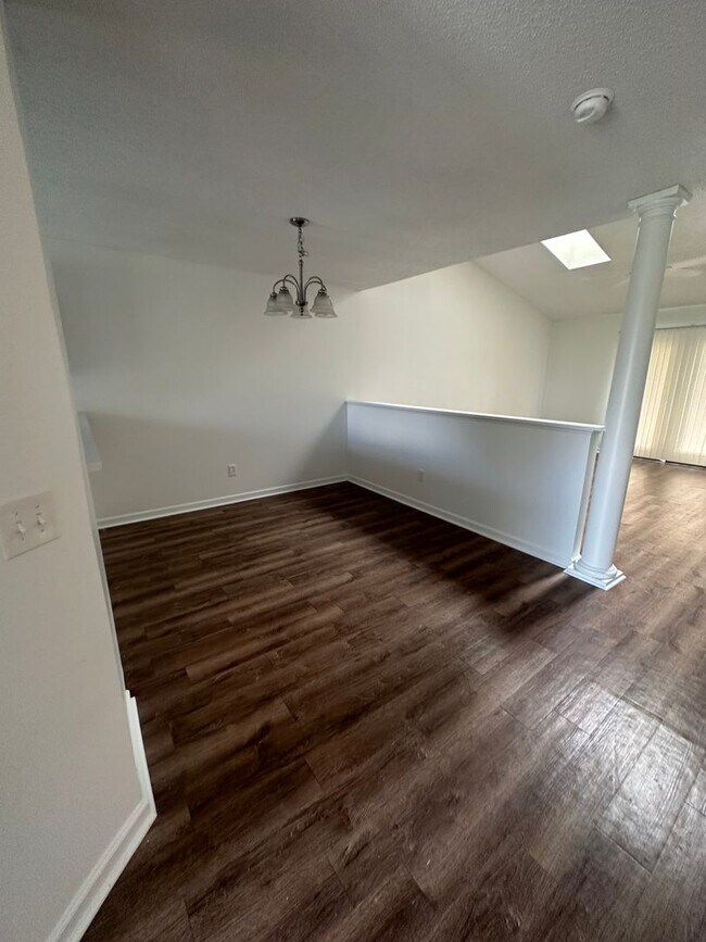 Foto del edificio - 4614 McClelland Dr. N-204