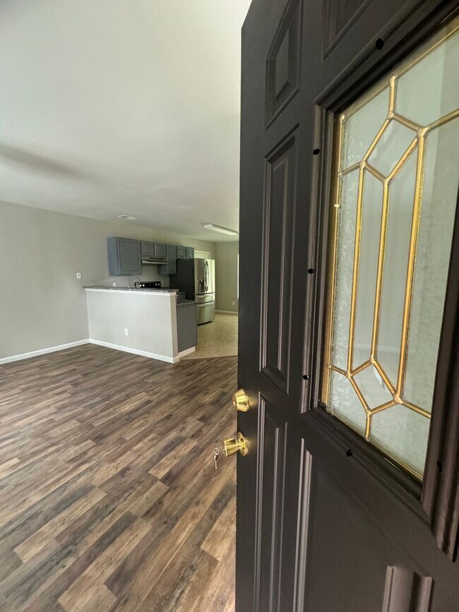 Building Photo - 3 Bedroom 2 Bath Brick Ranch