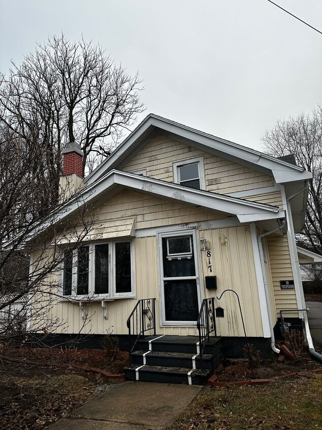 Primary Photo - FREE JANUARY RENT!!! Charming 3-bedroom, 1...