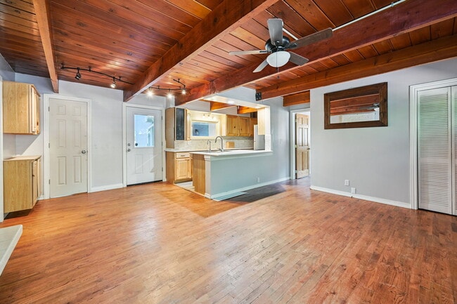 Building Photo - 15 Oak Pl