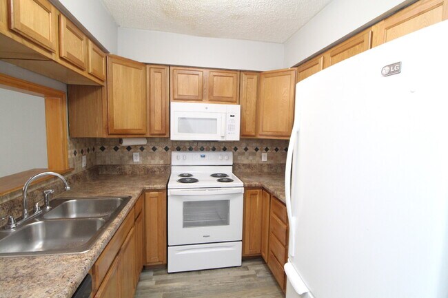 Foto del edificio - Move-In Ready Townhome in Foxborough with ...