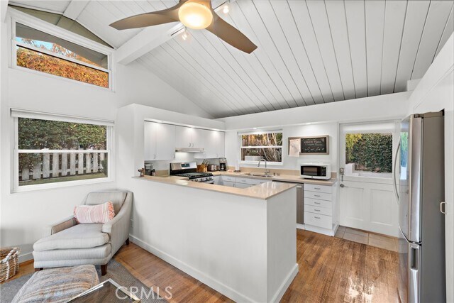 Foto del edificio - 595 Bluebird Canyon Dr