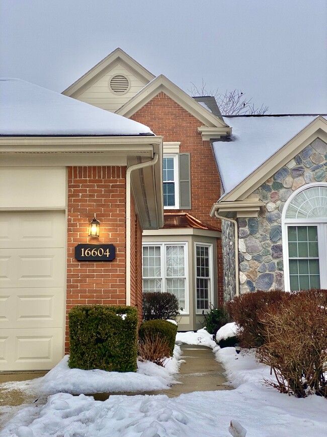 Building Photo - 16604 Forest Lake Dr