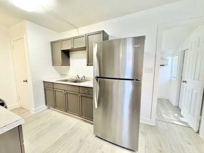 Photo - Paul Phadungchai (4093 Springs Ln) Apartment