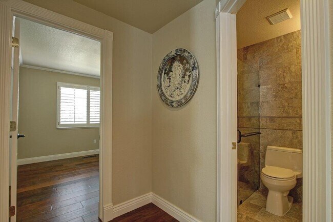 Adjacent Bath - 112 Mule Creek Ct