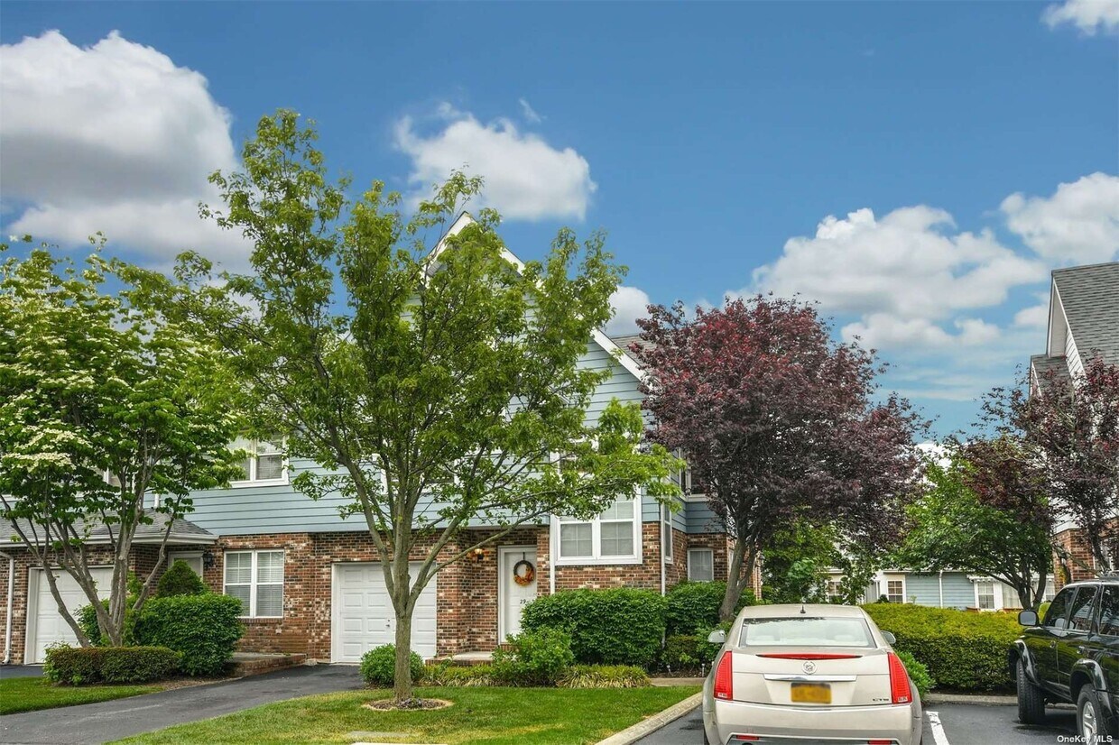 29 Broadlawn Dr, Central Islip, NY 11722 Townhome Rentals in Central