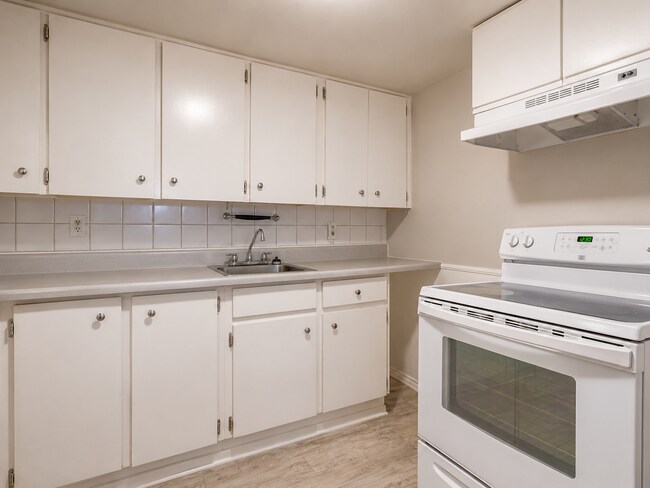 Photo du bâtiment - Updated 2-Bedroom Basement Suite | In-Suite Laundry | Parking Included