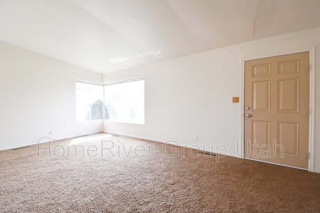 Building Photo - 983 Jasper Cir S
