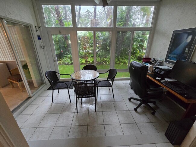 Foto del edificio - 5084 Rose Hill Dr
