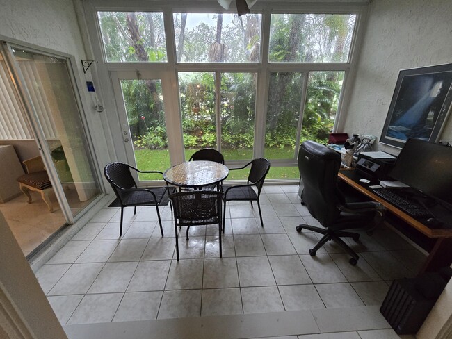 Building Photo - 5084 Rose Hill Dr