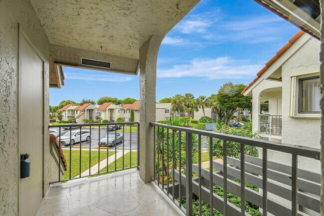 Foto del edificio - 5519 Fairway Park Dr