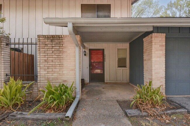 Foto del edificio - 5905 Little Creek Trail