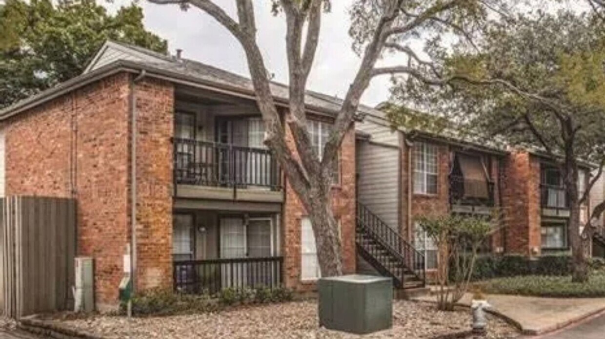 Foto principal - 18333 Roehampton Dr