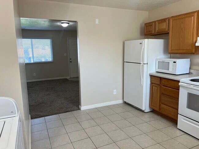 Building Photo - 177 W 975 N