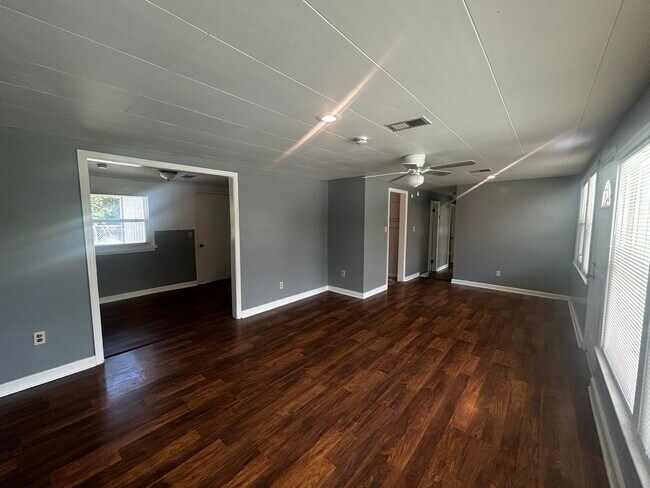 Foto del edificio - 461 Sweetwater Cir