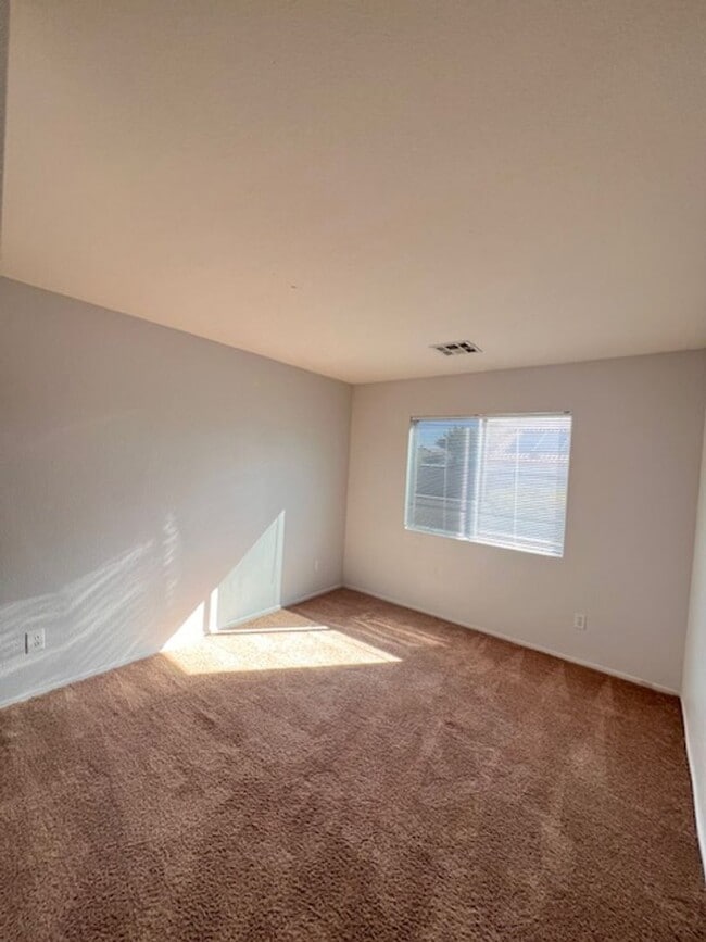Building Photo - 3bed/2bath single story house with spaciou...