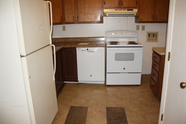 Kitchen W/D Hookup to right - 565 S 20th St