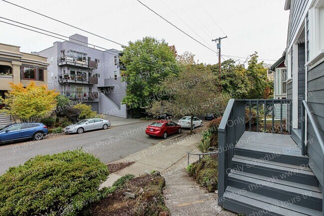 Foto del edificio - 2364 NW Northrup St - Upper Unit