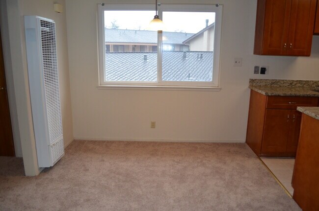 Dining Nook - 679 Grand Coulee Ave