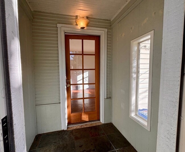Building Photo - Charming Bungalow 1 bd/1ba Private Fully F...