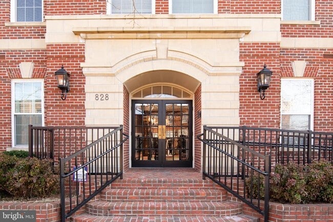 Foto del edificio - 828 Slaters Ln