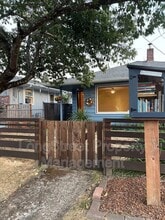 Building Photo - 1630 SW 15th Ave