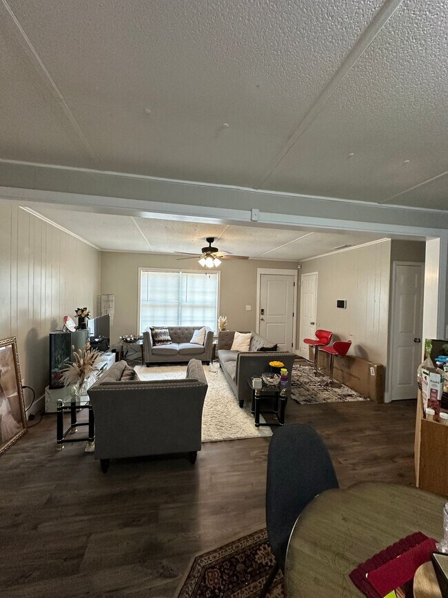 Foto del edificio - 4 Bedroom, 2 bathroom home near Caterpillar
