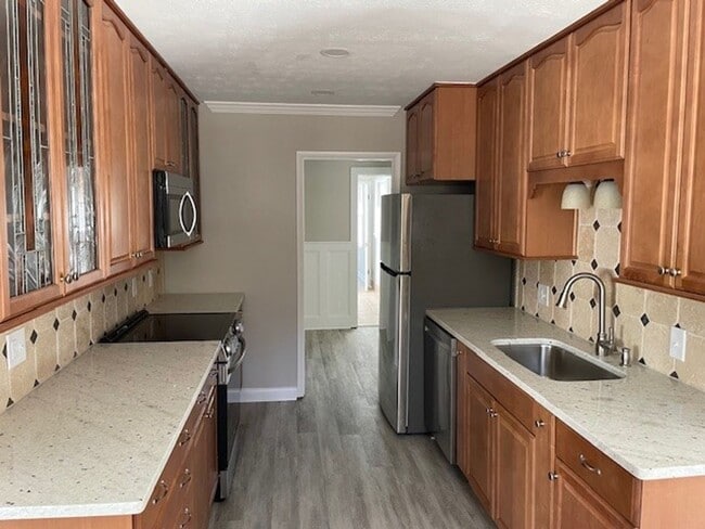 Building Photo - 104 Laurel Court - RECENTLY RENOVATED! All...