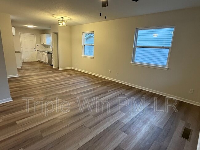 Foto del edificio - 107 Juniper Pl