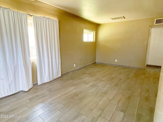 Foto del edificio - 2138 E Turney Ave