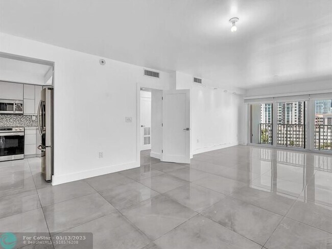 Building Photo - 300 Bayview Dr