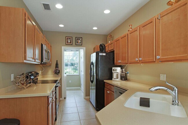 Foto del edificio - 3756 82nd Ave Cir E