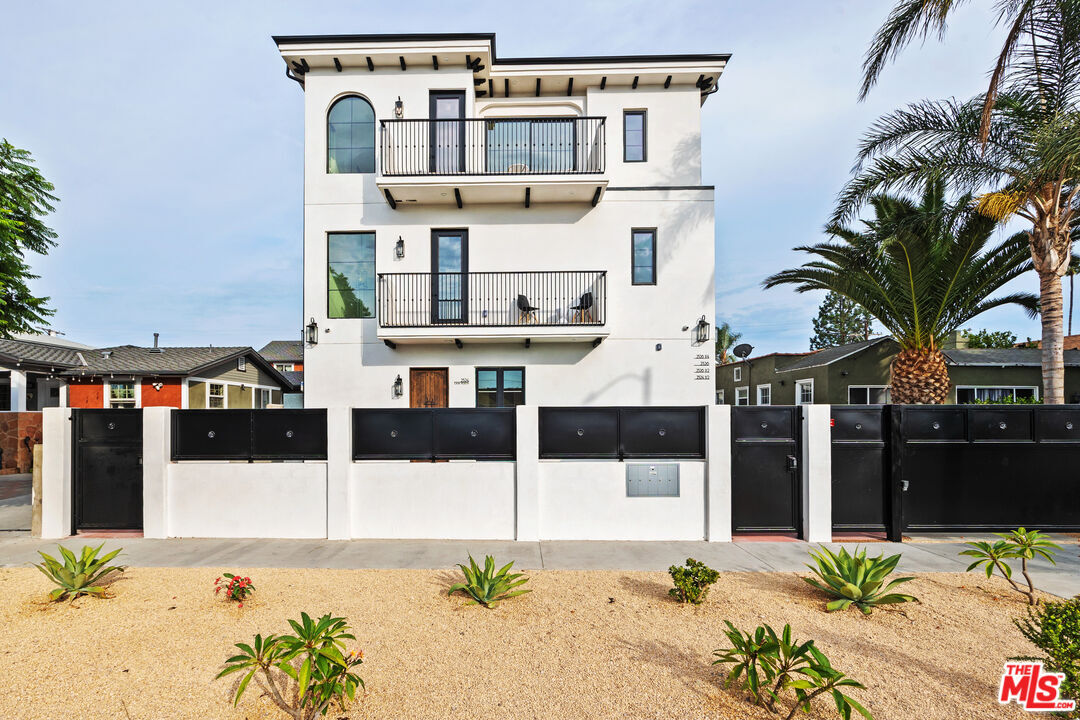 Primary Photo - 2324 S Dunsmuir Ave