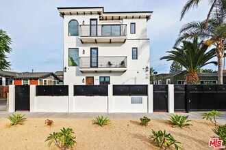 Building Photo - 2324 S Dunsmuir Ave