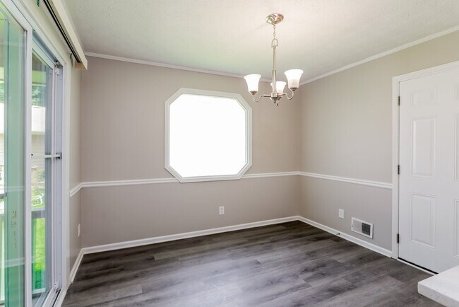 Foto del edificio - 5503 Springwood Ln
