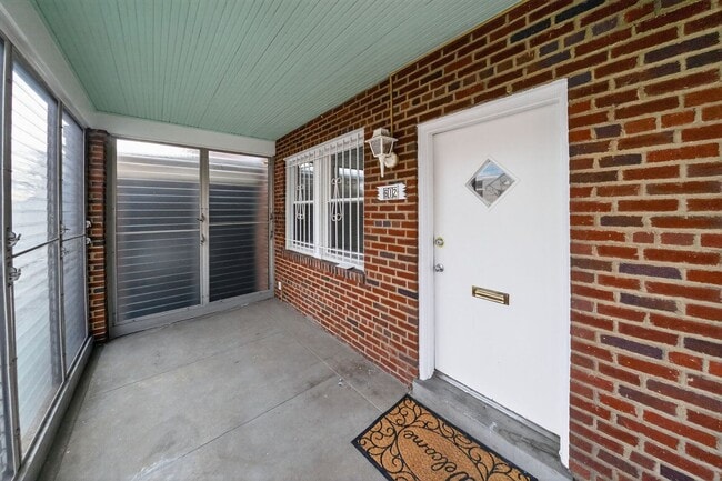 Building Photo - Newly Renovated 5BR/2BA Rowhome