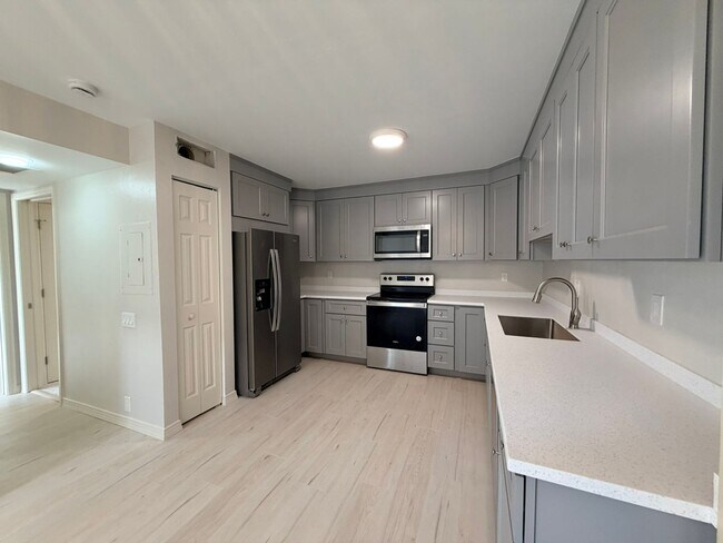 Foto del edificio - Beautiful Remodeled Townhome