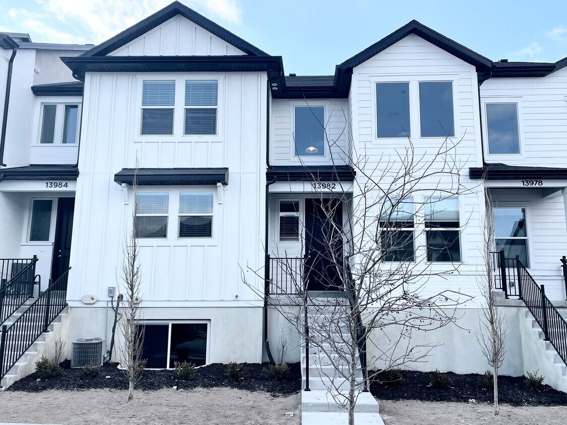 Primary Photo - Beautiful Herriman Townhome at Mountain Ri...