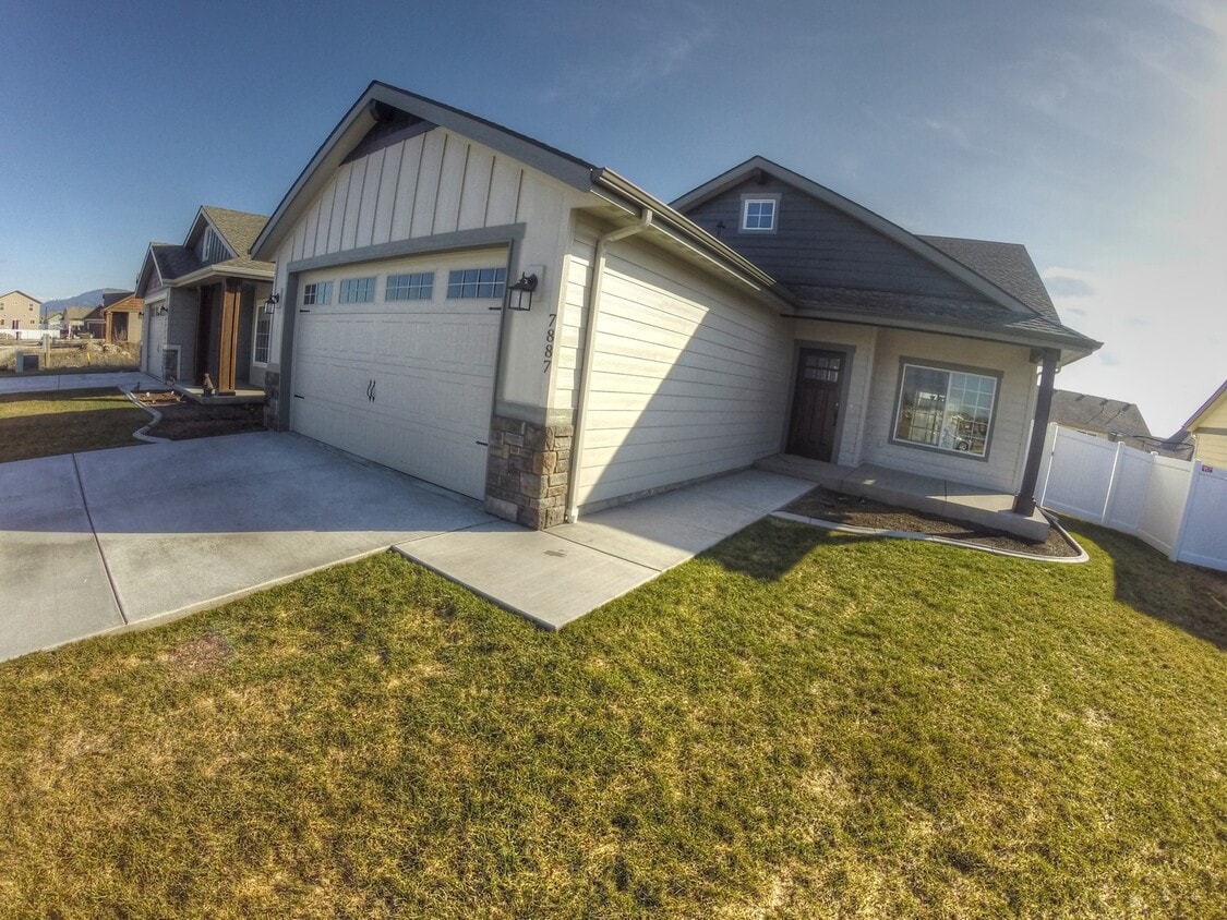 Primary Photo - 2 Story in The Landings!