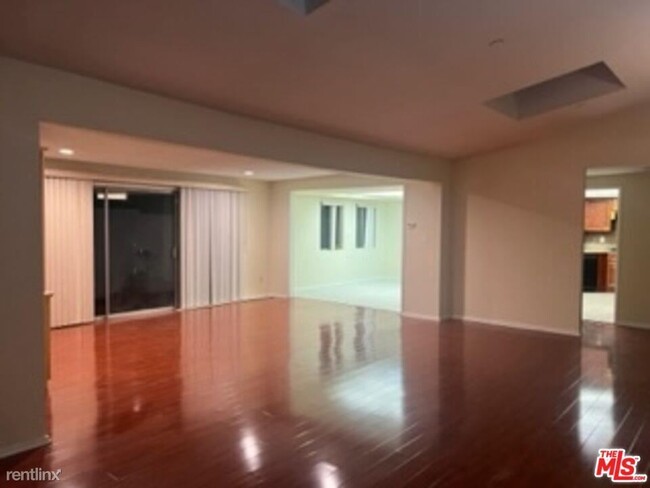 Building Photo - 6 br, 3 bath House - 5041 Greenbush Ave